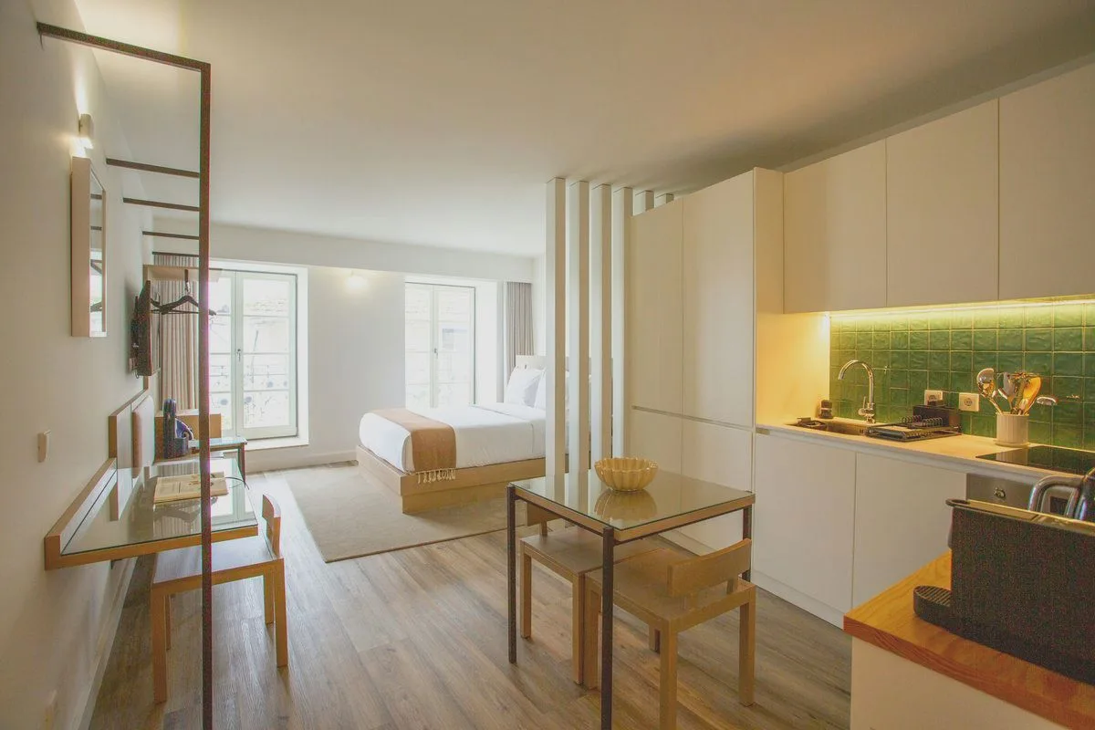 Bright studio with a full-size bed, a table and a kitchenette